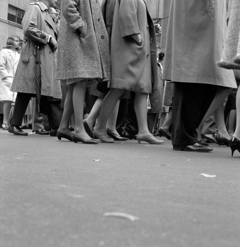 成年人,腿,竖图,方图,黑白,室外,白天,美国,行人,外套,人体,摄影,手插袋,群众,四肢,男人,女人,步行,插兜,手插兜,手抄兜