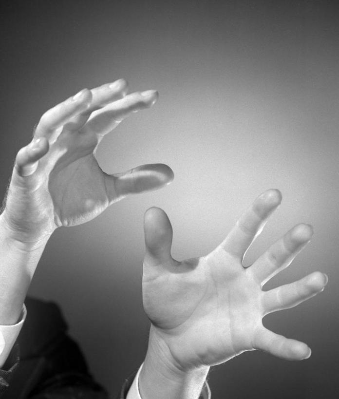 成年人,中年人,手,一个人,举,竖图,黑白,特写,贪欲,美国,仅一个男性,仅一个人,仅一个中年男性,托,伸手,人体,摄影,部分,逼迫,强迫,男人,男性,中年男性,举起,举手,举着,向上举,向上伸,向上托,影棚拍摄,强制,胁迫