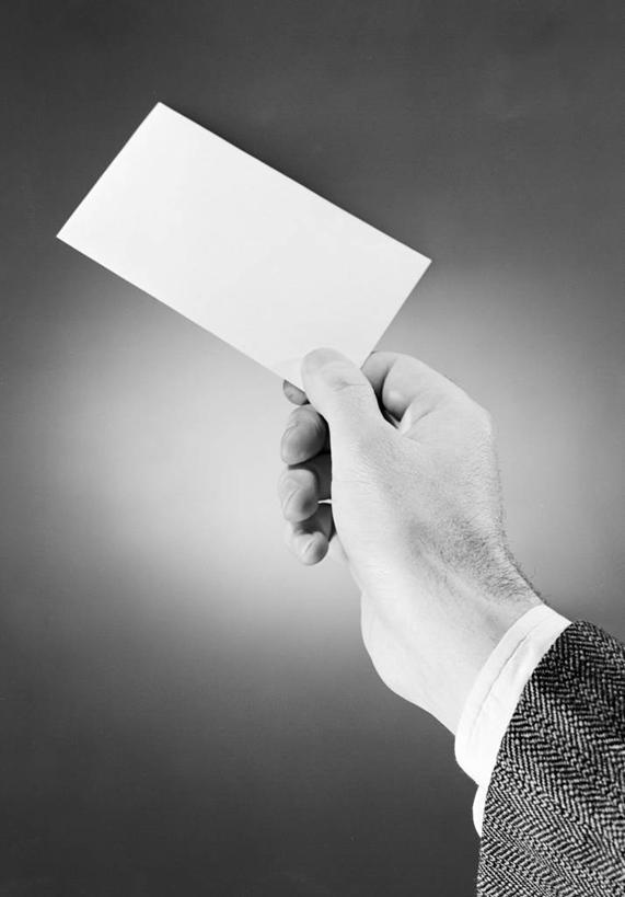 成年人,中年人,手,一个人,竖图,黑白,特写,留白,名片,美国,仅一个男性,仅一个人,仅一个中年男性,信封,纸,贺卡,拿着,一个,人体,通信,摄影,单个,部分,男人,男性,中年男性,影棚拍摄,给予