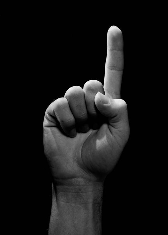 成年人,中年人,手,一个人,竖图,黑白,特写,美国,仅一个男性,仅一个人,仅一个中年男性,指,黑色背景,指点,手势,手指,人体,摄影,部分,指向,食指,男人,男性,中年男性,影棚拍摄,打手势