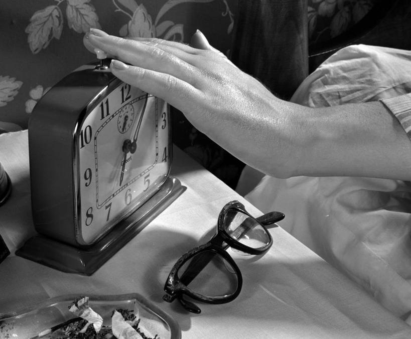 成年人,中年人,手,一个人,横图,黑白,室内,特写,床,卧室,闹钟,美国,仅一个女性,仅一个人,时间,起床,床头柜,仅一个中年女性,人体,摄影,部分,早晨,女人,女性,中年女性