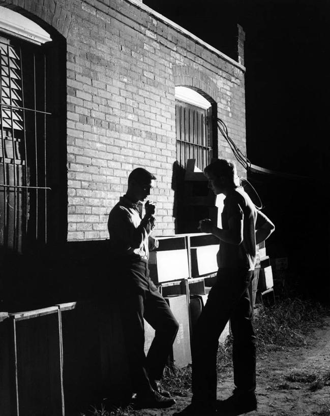 成年人,两个人,站,吸烟,竖图,黑白,室外,夜晚,窗户,美国,休闲装,砖墙,面对面,摄影,照亮,短发