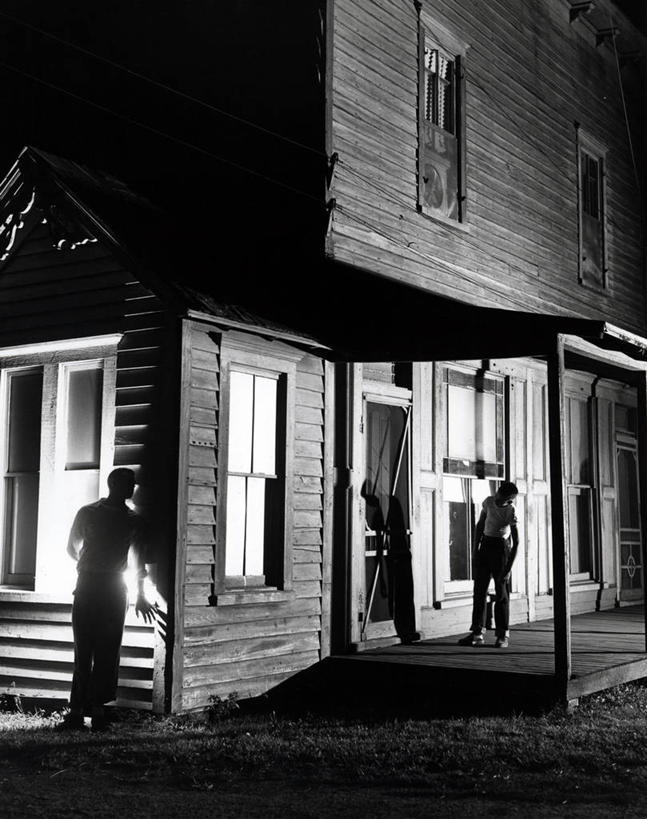 成年人,一个人,两个人,站,竖图,黑白,室外,夜晚,风险,美国,仅一个男性,仅一个人,朦胧,模糊,房屋,城镇,角落,仅一个年轻男性,摄影,威胁,剪影,等,盗贼,受害者,危险,男人,男性,年轻男性,年轻人,步行,流氓