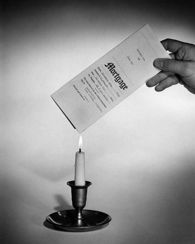 成年人,中年人,手,一个人,竖图,黑白,特写,自由,火,蜡烛,美国,仅一个男性,仅一个人,仅一个中年男性,火焰,燃烧,拿着,两个,人体,摄影,合同,英文字母,部分,文档,房地产,毁灭,责任,男人,男性,中年男性,影棚拍摄