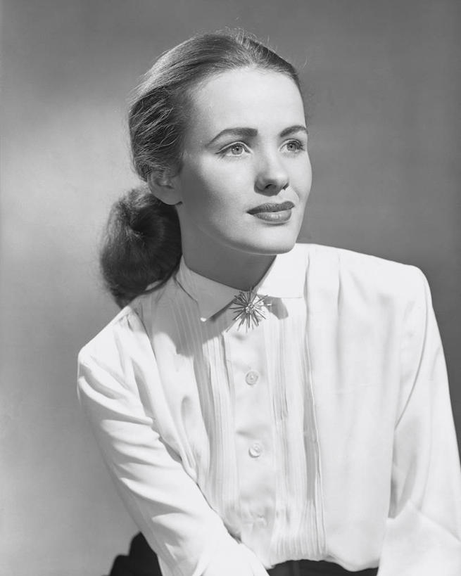 成年人,一个人,竖图,黑白,正面,衬衫,美国,仅一个年轻女性,仅一个女性,仅一个人,灰色背景,摄影,马尾辫,高雅,肖像,年轻女性,女人,女性,年轻人,半身,影棚拍摄,美人