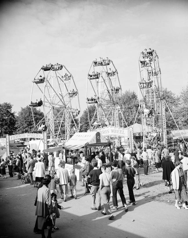 游乐园,竖图,黑白,室外,白天,旅游,美国,行人,游客,游人,许多人,路人,旅客,一群人,摄影,大转轮,过客,休闲活动,步行