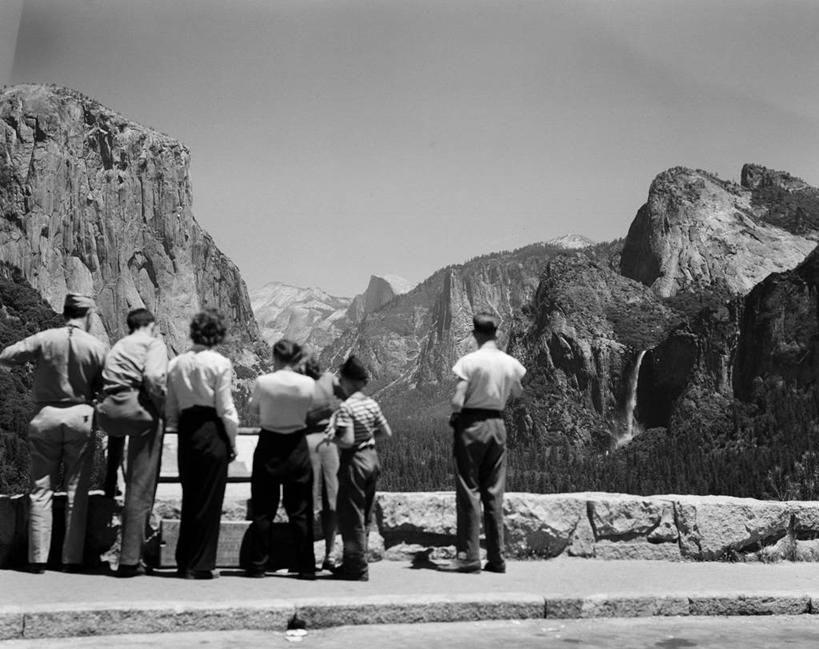 儿童,成年人,公园,站,横图,黑白,室外,白天,旅游,度假,美景,日光,美国,行人,游客,游人,景观,山谷,休闲装,娱乐,路人,旅客,背面,自然,享受,休闲,景色,放松,摄影,宁静,北美,北美洲,国家公园,岩层,加利福尼亚,自然风光,约塞米蒂国家公园,美洲,加州,加利福尼亚州,优胜美地国家公园,金州,黄金州,北亚美利加洲,亚美利加洲,美国尤塞米提国家公园,优山美地,约瑟米提国家公园,过客,新娘面纱瀑布,冒险,男孩,男人,女人,岩石,美利坚合众国