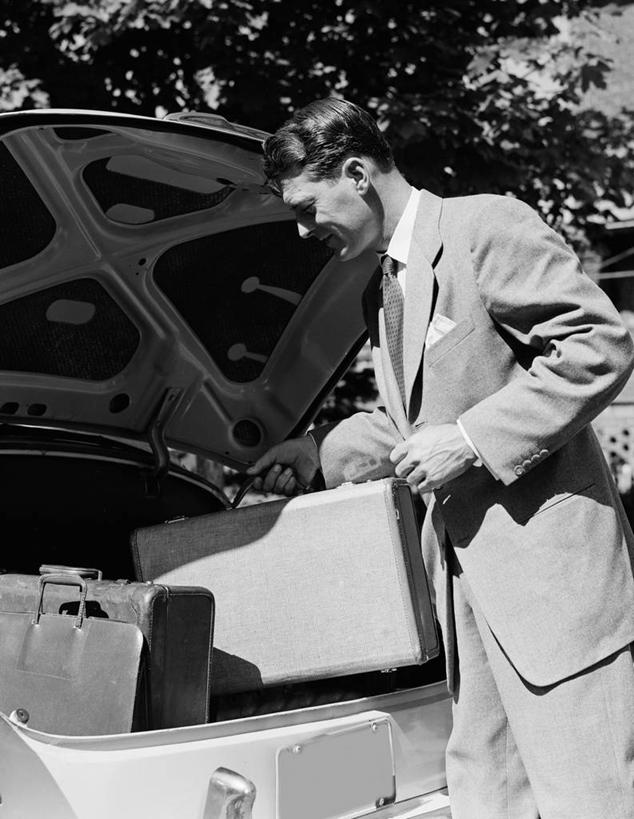 成年人,中年人,一个人,站,竖图,黑白,室外,白天,侧面,旅途,汽车,手提箱,日光,美国,仅一个男性,仅一个人,仅一个中年男性,准备,套装,行李,打开,摄影,放置,开启,牌照,男人,男性,中年男性