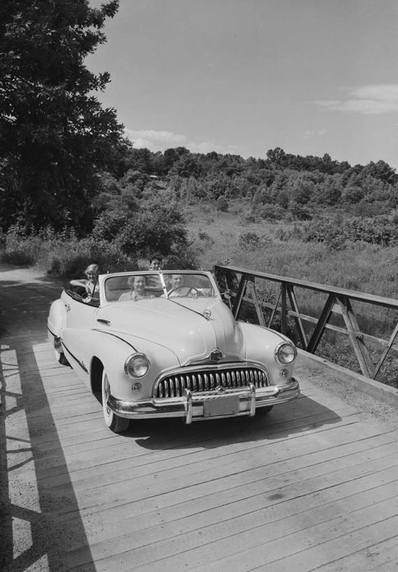 四个人,竖图,黑白,室外,白天,旅游,汽车,美国,地形,桥,敞篷车,运输,摄影,自驾游,驾车,旅行