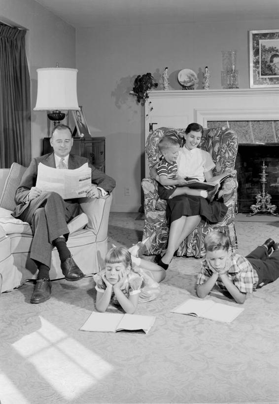 儿童,成年人,中年人,三个人,家庭,母亲,父亲,女儿,儿子,坐,微笑,竖图,黑白,室内,白天,幸福,纯洁,壁炉,沙发,报纸,美国,五个人,休闲装,小孩,趴着,温暖,温馨,一家人,放松,可爱,童年,童趣,读书,摄影,和睦,起居室,扶手椅,漫画书,童真,烂漫,无邪,天真,男孩,男人,男性,女孩,女人,女性,孩子,书,融洽