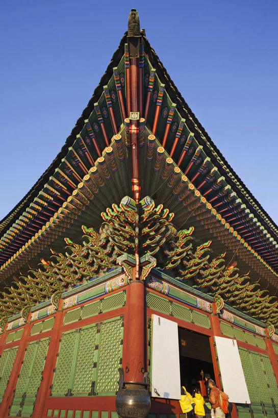 两个人,宫殿,竖图,室外,白天,仰视,旅游,度假,建筑,景福宫,首尔,韩国,装饰,屋顶,首都,历史,地标建筑,摄影,万里无云,朝鲜半岛,彩图,低角度拍摄,联合国教科文组织