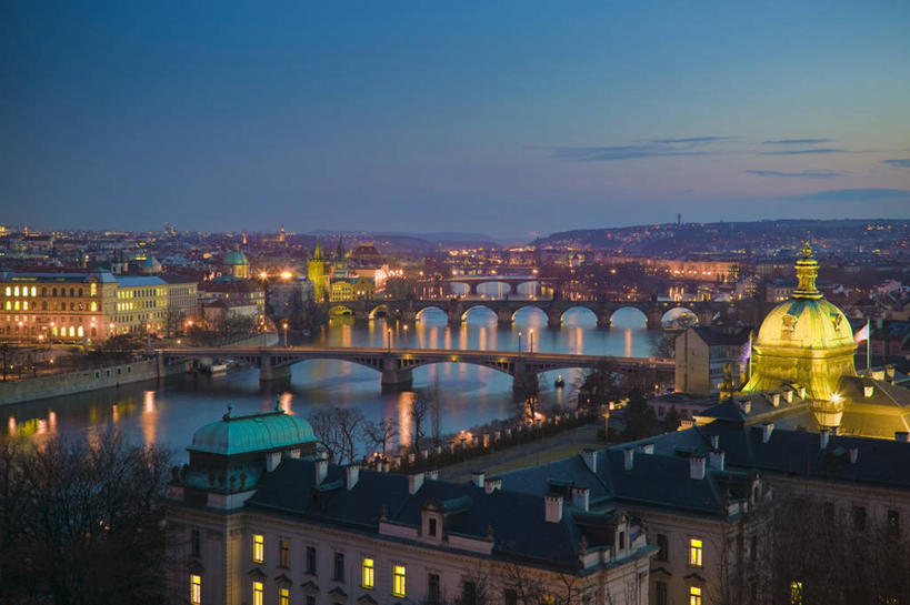 无人,横图,俯视,室外,河流,天际线,建筑,古城,首都,联系,黄昏,摄影,照亮,圆顶建筑,透视图,捷克共和国,布拉格,查理大桥,赫拉德卡尼城堡,伏尔塔瓦河,彩图,高角度拍摄,大教堂