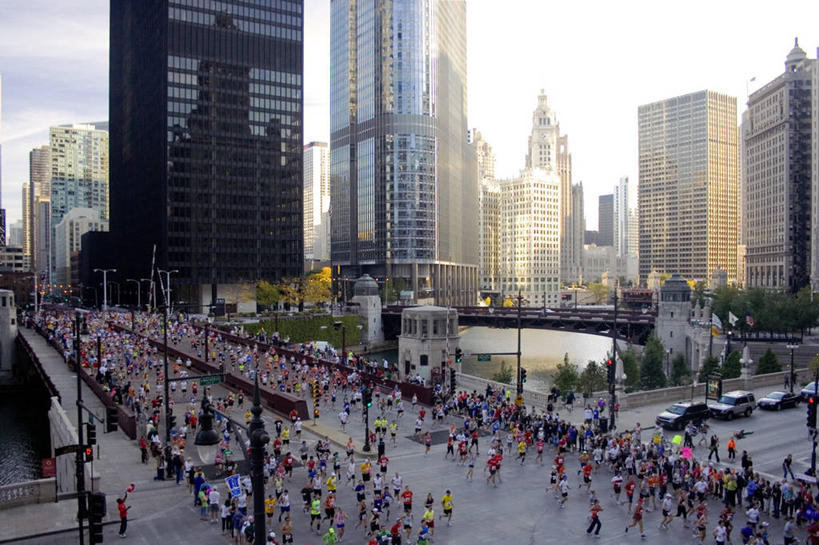 横图,俯视,室外,白天,度假,运动,竞争,美景,城市风光,城市,道路,建筑,街道,路,公路,日光,美国,景观,交通,娱乐,享受,休闲,景色,放松,摄影,群众,市区,伊利诺斯州,芝加哥市,敌对,马拉松赛跑,马路,彩图,高角度拍摄