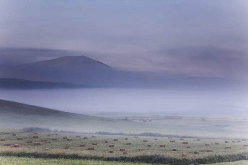 无人,横图,室外,白天,农业,美景,山,山脉,雾,意大利,景观,田地,干草,自然,草垛,景色,摄影,收获,宁静,自然风光,翁布里亚大区,彩图,亚平宁山脉