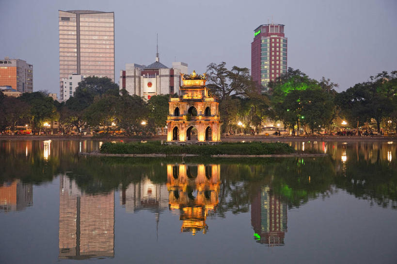 无人,寺庙,码头,横图,室外,湖,日落,水,天际线,城市,港口,建筑,摩天大楼,越南,亚洲,对称,反射,首都,历史,宝塔,黄昏,地标建筑,摄影,宗教,佛教,照亮,神殿,宗教建筑,河内,灵性,还剑湖,彩图,摆渡口,埠头,渡口,渡头,港湾,海港,货运码头,口岸,商港