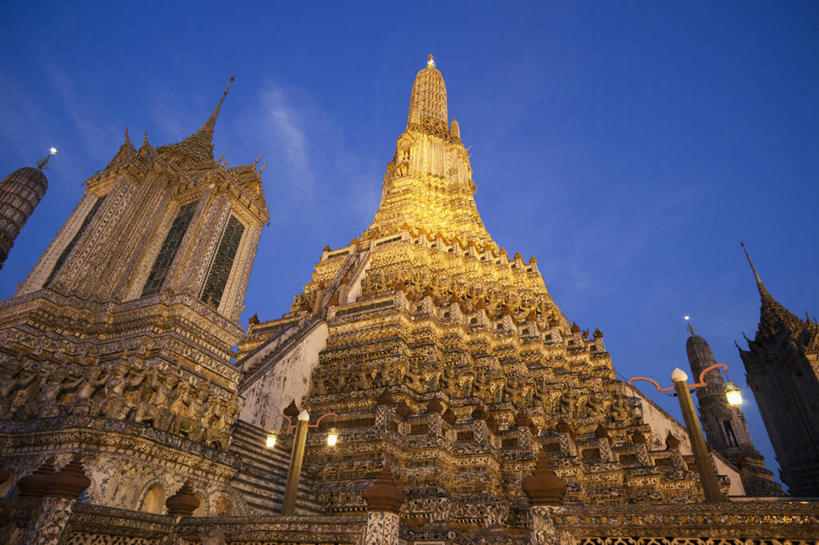 无人,寺庙,横图,室外,夜晚,仰视,建筑,曼谷,泰国,首都,宝塔,佛塔,天空,地标建筑,摄影,宗教,佛教,照亮,宗教建筑,泰国文化,郑王庙,灵性,式样,设计,彩图,低角度拍摄