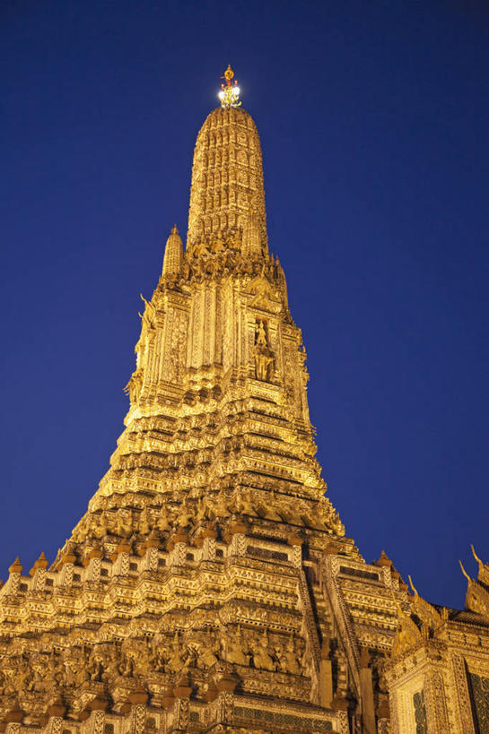 无人,寺庙,竖图,室外,夜晚,仰视,建筑,曼谷,泰国,首都,宝塔,佛塔,蓝色,地标建筑,摄影,宗教,佛教,照亮,宗教建筑,泰国文化,万里无云,郑王庙,灵性,式样,设计,彩图,低角度拍摄