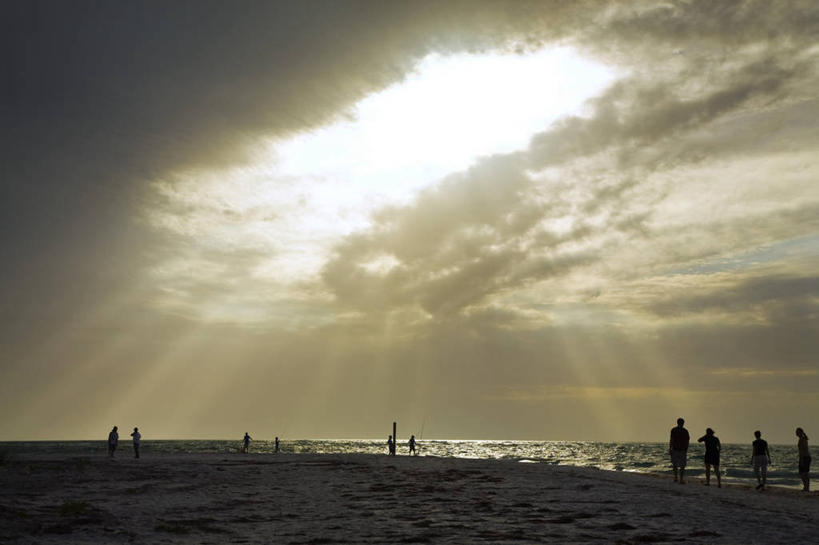横图,室外,旅游,度假,海洋,日落,日光,美国,行人,游客,游人,海岸线,水平线,云,路人,旅客,摄影,北美,北美洲,美洲,剪影,佛罗里达,佛罗里达州,佛州,阳光州,北亚美利加洲,亚美利加洲,萨拉索塔,过客,海滩,休闲活动,彩图,美利坚合众国
