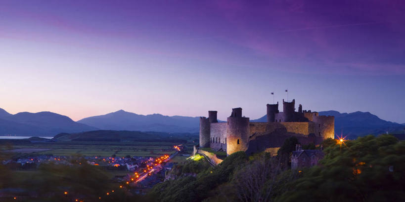 无人,横图,全景,室外,日落,山,建筑,英国,城堡,塔,历史,废墟,天空,黄昏,地标建筑,摄影,宁静,照亮,国家公园,威尔士,欧洲文化,格温内思郡,彩图,斯诺登峰