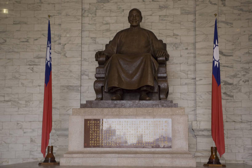 无人,横图,室内,旗帜,雕塑,台湾,亚洲,标志,雕像,符号,首都,历史,标识,地标建筑,摄影,纪念,留念,蒋介石,中正纪念堂,中国文化,记忆,身份,怀念,底座,将军,爱国主义,台北,性别符号,彩图,国家纪念碑,男性符号