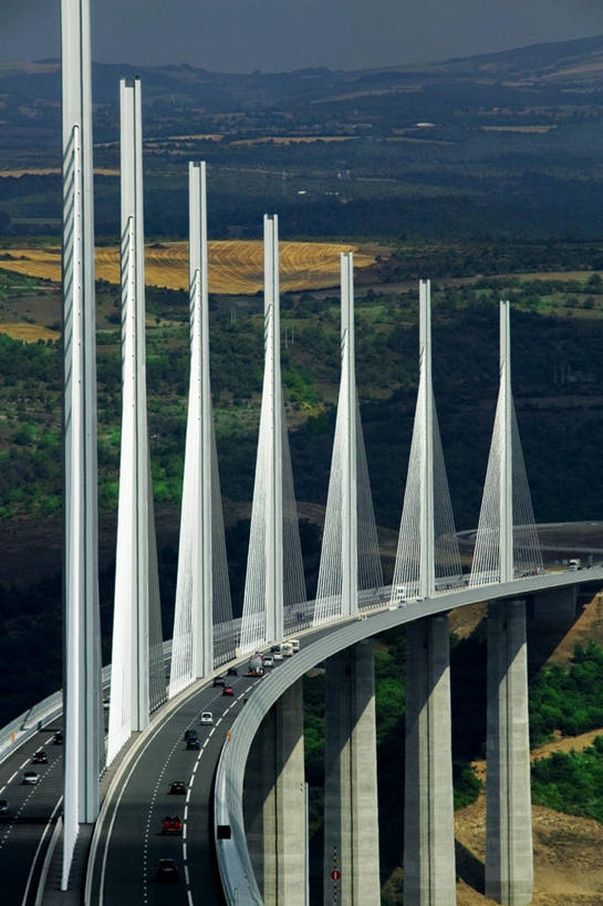 无人,竖图,俯视,室外,白天,山,建筑,路,公路,汽车,法国,一排,整齐,斜拉桥,桥,交通,山谷,联系,排列,天空,地标建筑,运输,摄影,工程,地中海文化,队列,高架桥,法国文化,塔恩河,彩图,高角度拍摄,旅行