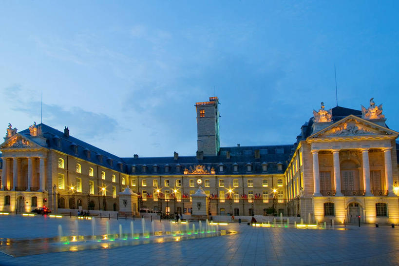 无人,宫殿,横图,室外,夜晚,地板,城市,建筑,法国,湿,反射,城堡,云,历史,蓝色,天空,摄影,照亮,地中海文化,法国文化,哥特式风格,布根地,第戎,彩图