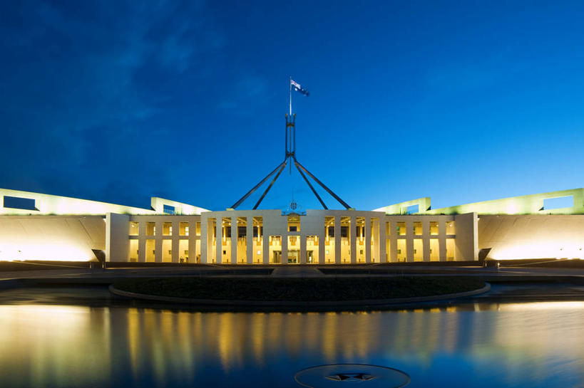 无人,横图,室外,夜晚,骄傲,水,建筑,旗帜,澳大利亚,反射,柱子,池塘,云,首都,蓝色,风景,天空,摄影,照亮,政府大楼,政府,大洋洲,堪培拉,议会大楼,新南威尔士,彩图,澳大利亚国旗