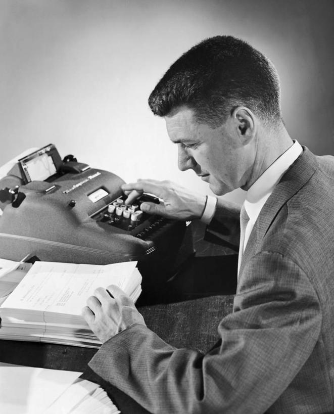 西方人,成年人,中年人,老年人,一个人,商务人士,商务男性,办公室,坐,推,竖图,黑白,室内,衬衫,商务,桌子,欧洲,欧洲人,仅一个男性,套装,计算,纸,图像,注视,书桌,观察,看,职业,金融,理财,摄影,经济,观看,察看,准确,操作,企业,公司,关注,收银条,文档,商务装,贸易,工薪阶层,技能,老年男性,中年男性,白种人,白领,上班族,半身,衬衣,顾问,金融投资顾问