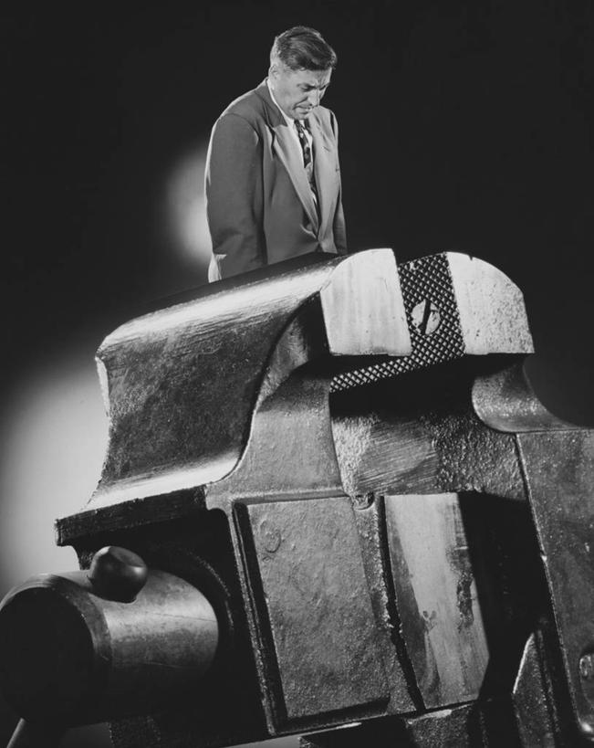 西方人,成年人,中年人,老年人,一个人,商务人士,商务男性,竖图,黑白,室内,特写,衬衫,商务,数码,科技,欧洲,欧洲人,仅一个男性,仅一个人,仅一个中年男性,阴影,套装,工作,网络,金属,工具,领带,高光,几何,计算机图形,合成,数码合成,机械,力量,握紧,摄影,机械工程,电脑合成图,数码合成图,五金,控制,工程,企业,公司,合成图,忧虑,痛苦,商务装,问题,比例,工薪阶层,挫败,虎钳,钳工工具,支配,台虎钳,想法,老年男性,男人,男性,中年男性,白种人,白领,上班族,半身,衬衣,官僚