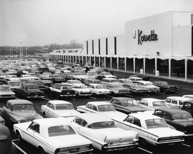 无人,停车场,横图,黑白,室外,白天,城市,汽车,一排,整齐,路标,文字,排列,停车,天空,办公大楼,运输,摄影,英文字母,队列