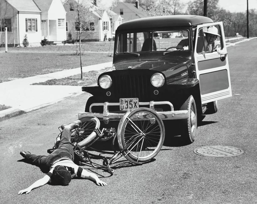 儿童,成年人,两个人,司机,横图,室外,白天,路,自行车,汽车,朦胧,模糊,房屋,陆地,古典,车,交通工具,击打,运输,摄影,碰撞,住房,不幸,载具,主题,保险,老爷车,交通事故,男孩,男人,触摸,彩图,旅行,居住区,检修口