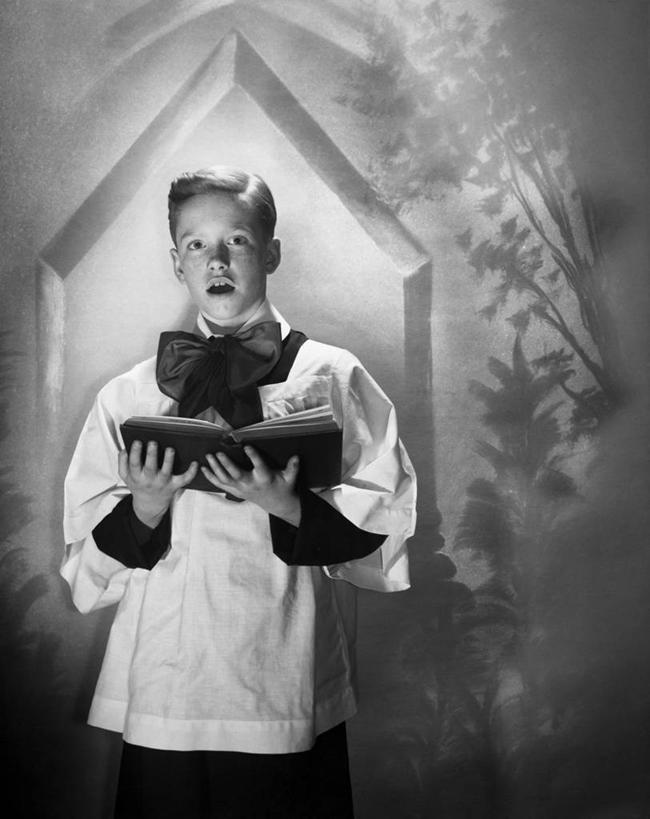 西方人,儿童,一个人,教堂,竖图,黑白,室内,纯洁,欧洲,欧洲人,仅一个男性,仅一个人,古典,音乐,小孩,仅一个小孩,可爱,童年,童趣,摄影,宗教,唱,放置,基督教,宗教建筑,合唱团,童真,烂漫,无邪,灵性,天真,男孩,男人,男性,白种人,孩子,书,歌手,半身,传统服装,男生,传统文化