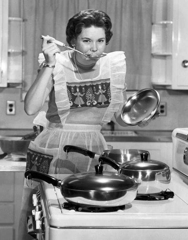 西方人,一个人,家庭,竖图,黑白,室内,厨房,欧洲,欧洲人,准备,盖子,火炉,围裙,锅,饮食,温暖,温馨,一家人,摄影,长柄勺,和睦,肖像,女性,白种人,年轻人,烹调,融洽,短发,尝