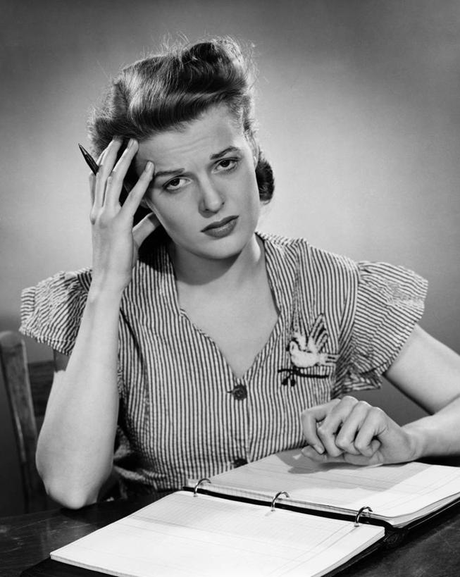 西方人,成年人,脸,头,脸颊,肩,关节,头发,一个人,学生,坐,竖图,黑白,室内,特写,欧洲,欧洲人,仅一个年轻女性,仅一个女性,仅一个人,条纹,教育,休闲装,肩膀,笔记本,铅笔,家庭作业,金融,人体,摄影,头痛,文档,痛苦,肖像,挫败,厌倦,担心,年轻女性,女人,女性,白种人,年轻人,头部,脸部,脸蛋,面部