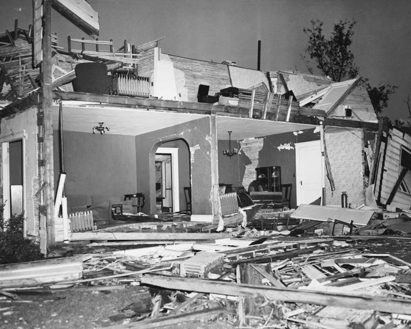 无人,横图,黑白,室外,白天,龙卷风,破碎,房屋,自然灾害,破坏,破损,树,天空,摄影,粉碎,损坏,住房,毁坏,毁灭,摧毁,地震,倒塌