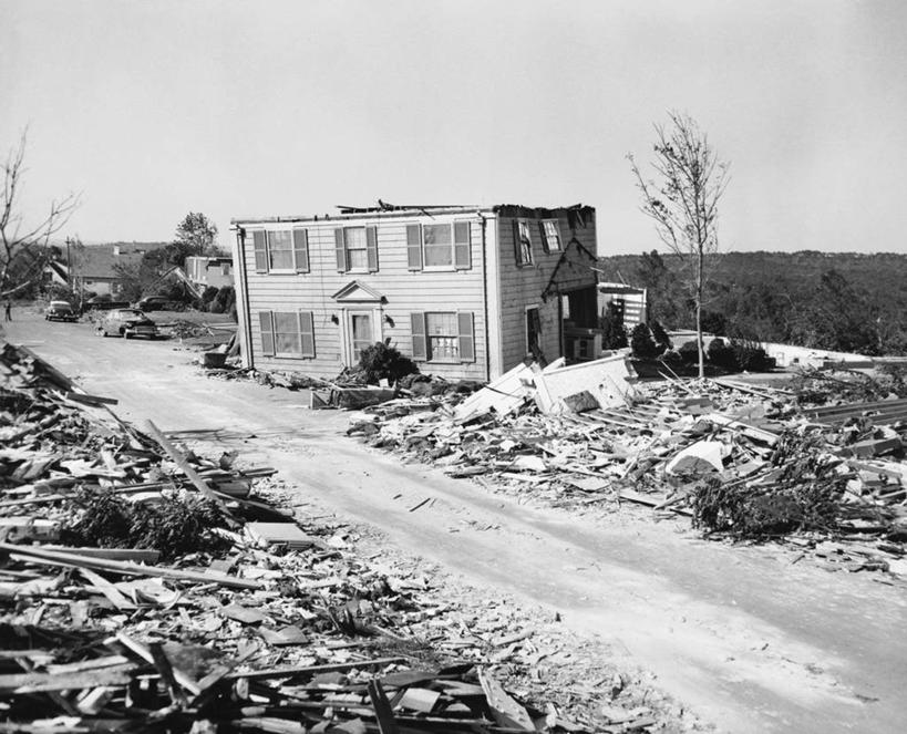 无人,横图,黑白,室外,白天,龙卷风,破碎,房屋,自然灾害,破坏,破损,树,天空,摄影,粉碎,损坏,住房,毁坏,毁灭,摧毁,倒塌