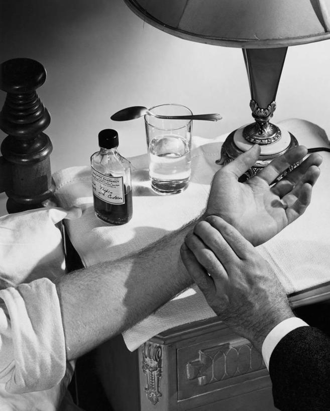 成年人,手,两个人,医生,病人,竖图,黑白,室内,特写,桌子,检查,树荫,水瓶,饮用水,饮食,灯,灯罩,瓶子,汤匙,人体,摄影,部分,关爱,技能,男人,玻璃杯,脉诊