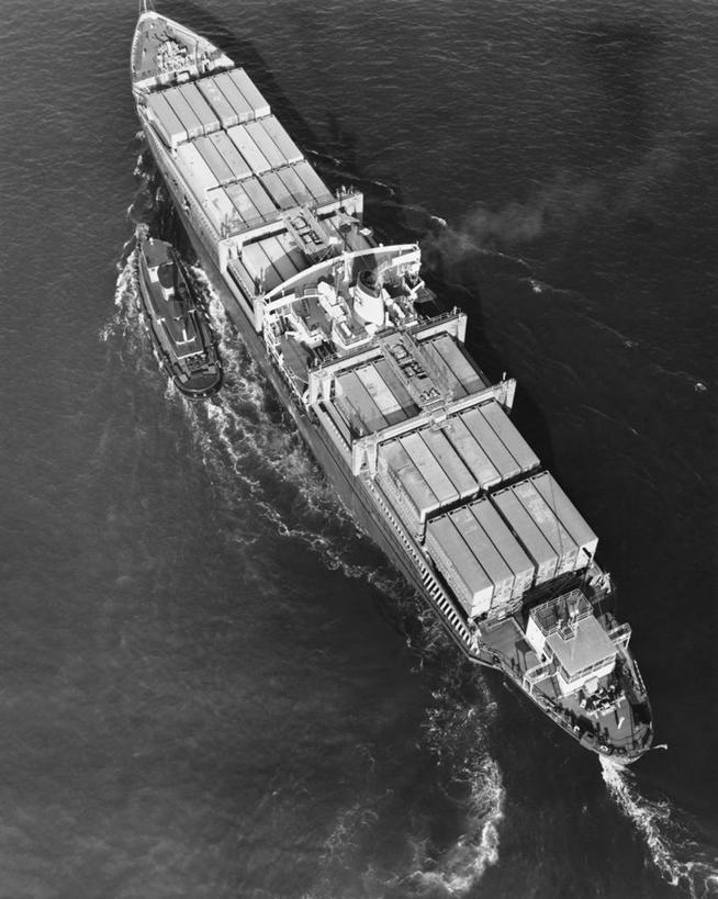 无人,竖图,俯视,黑白,室外,白天,海洋,水,船,运输,摄影,货运,货船,高角度拍摄,拖轮