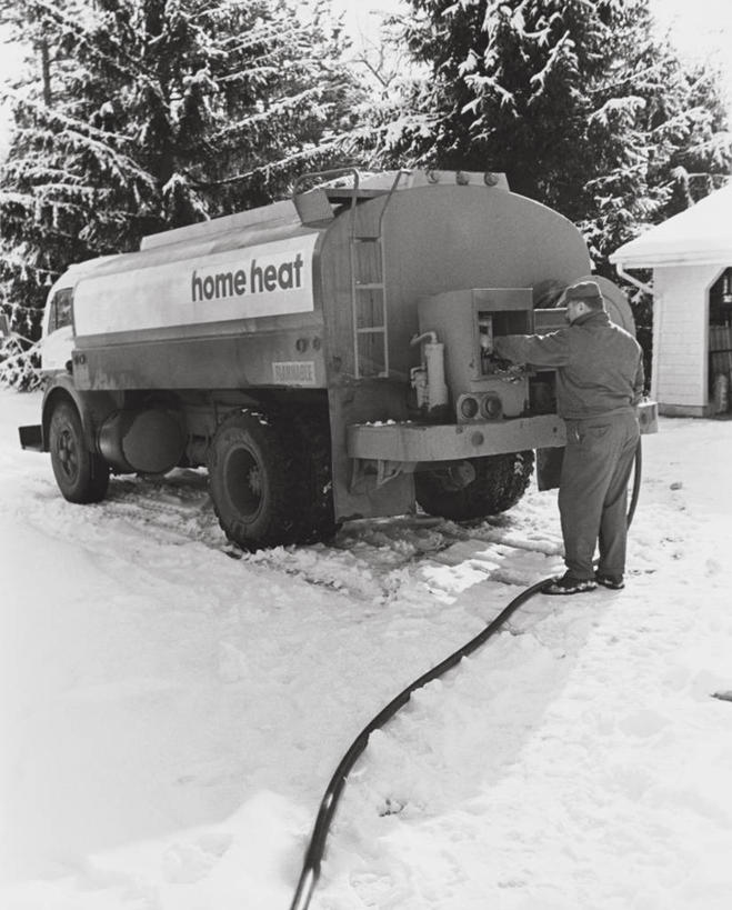 成年人,一个人,竖图,室外,白天,制服,雪,汽车,仅一个男性,环保,朦胧,模糊,文字,陆地,冬天,车,树,交通工具,职业,鸭舌帽,服务,工业,运输,摄影,能源,英文字母,回收,燃料,资源,石油工业,载具,利用,油罐车,低碳,循环,持续,化石燃料,男人,彩图,递送