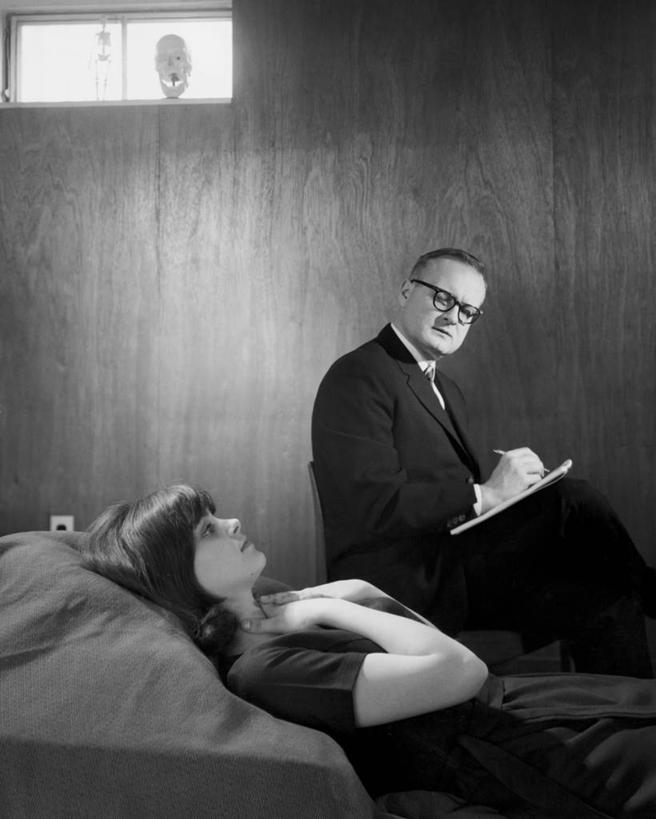 西方人,成年人,中年人,老年人,两个人,医生,病人,坐,躺,竖图,黑白,室内,床,沙发,欧洲,欧洲人,写,正装,检查,人头骨,眼镜,二郎腿,水笔,笔记本,休息,生病,人体,摄影,技能,老年男性,男人,年轻女性,女人,白种人,年轻人,仰卧,精神疾病