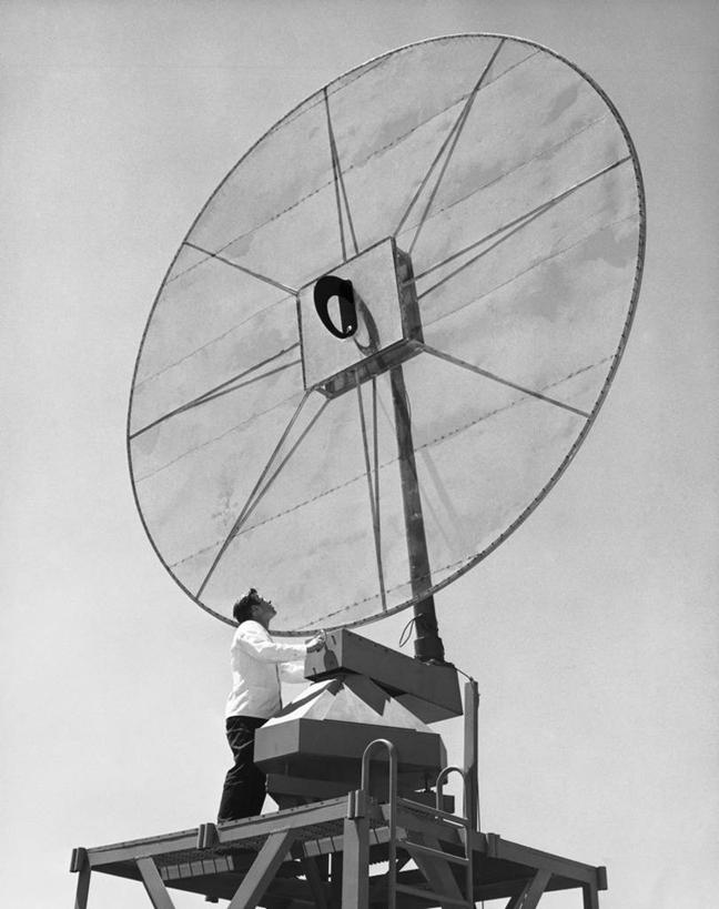 一个人,工程师,竖图,黑白,室外,白天,仰视,通讯,技术,裤子,朦胧,模糊,圆形,联系,天空,摄影,技能,低角度拍摄