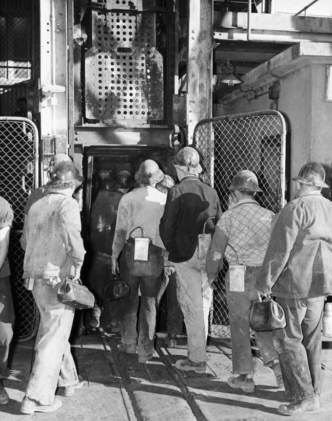 成年人,人群,竖图,黑白,室外,白天,采矿业,帽子,澳大利亚,朦胧,模糊,列队,包,工人,背面,安全帽,排队,工业,摄影,矿坑,矿产,矿物,进入,大洋洲,煤,合伙,矿工,新南威尔士,布罗肯希尔,员工,步行,矿山工人,匠人,劳动者,体力工