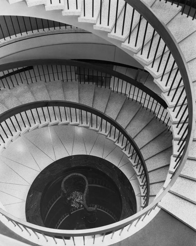 手,无人,栏杆,竖图,俯视,黑白,室内,重复,楼梯,建筑,弯曲,缠绕,扶手,阶梯,护栏,台阶,人体,角度,摄影,螺线,螺旋状,高角度拍摄,螺旋形,螺旋形状,螺旋型