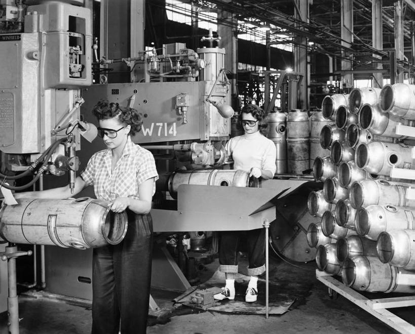 西方人,成年人,头发,一个人,两个人,焊工,工厂,横图,黑白,室内,工作服,制服,爆炸,安全,团队,生产线,欧洲,欧洲人,仅一个年轻女性,仅一个女性,仅一个人,工作,金属,数字,斑点,防护,注视,休闲装,设备,物品,工人,观察,看,职业,发动机,工业,人体,摄影,观看,保护,焊接,制造,察看,关注,防护镜,保险,防护服,工业建筑,保全,周全,安稳,安定,工作制服,平安,年轻女性,女人,女性,白种人,年轻人,卷发,员工,工作套服,匠人,劳动者,体力工,接缝,工业机械