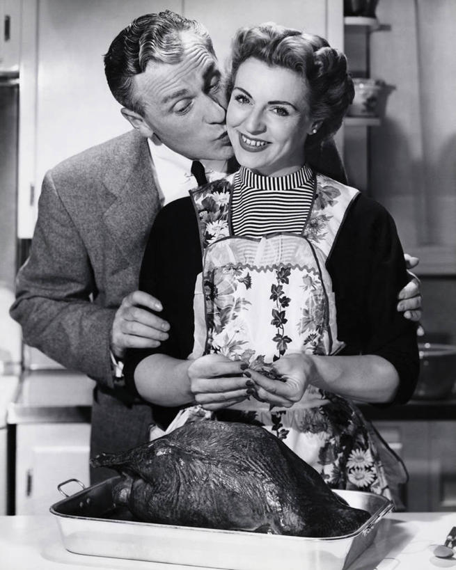 西方人,成年人,中年人,老年人,两个人,家庭,微笑,竖图,黑白,室内,烹饪,烧烤,幸福,厨房,欧洲,欧洲人,连接,套装,正装,围裙,灶台,肉,料理,食品,烤火鸡,烤肉,餐盘,休闲装,菜肴,美食,肉类,饮食,食物,饮料,温暖,温馨,一家人,摄影,佳肴,和睦,肖像,肉食,火鸡肉,异性恋,老年女性,男人,女人,中年男性,中年女性,白种人,亲吻,彩图,爱,伴侣,融洽