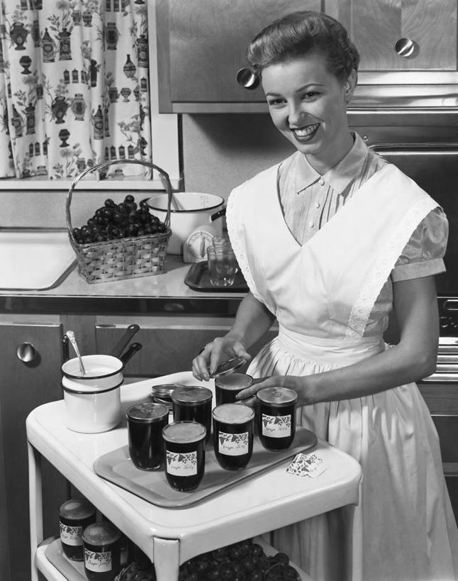 西方人,一个人,家庭,微笑,竖图,黑白,室内,幸福,厨房,浆果,水果,欧洲,欧洲人,准备,篮子,灶台,食品,餐盘,饮食,温暖,温馨,一家人,摄影,家庭妇女,吧椅,和睦,保存,广口瓶,女性,白种人,年轻人,休闲活动,融洽,短发