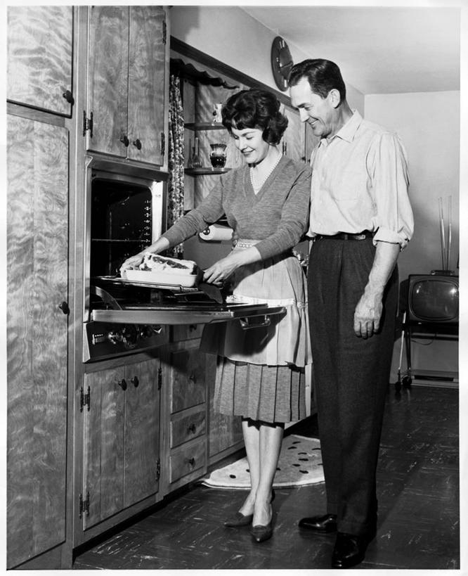 成年人,中年人,老年人,头发,两个人,家庭,微笑,竖图,黑白,室内,凉鞋,衬衫,快乐,幸福,厨房,窗帘,地板,柜子,鞋子,抽屉,准备,裤子,烤炉,围裙,席子,食品,注视,休闲装,腰带,饮食,饮料,观察,看,温暖,温馨,一家人,摄影,生活方式,观看,矮,和睦,察看,V领,关注,用具,老年女性,男人,女人,中年男性,中年女性,电视机,烹调,伴侣,融洽,短发