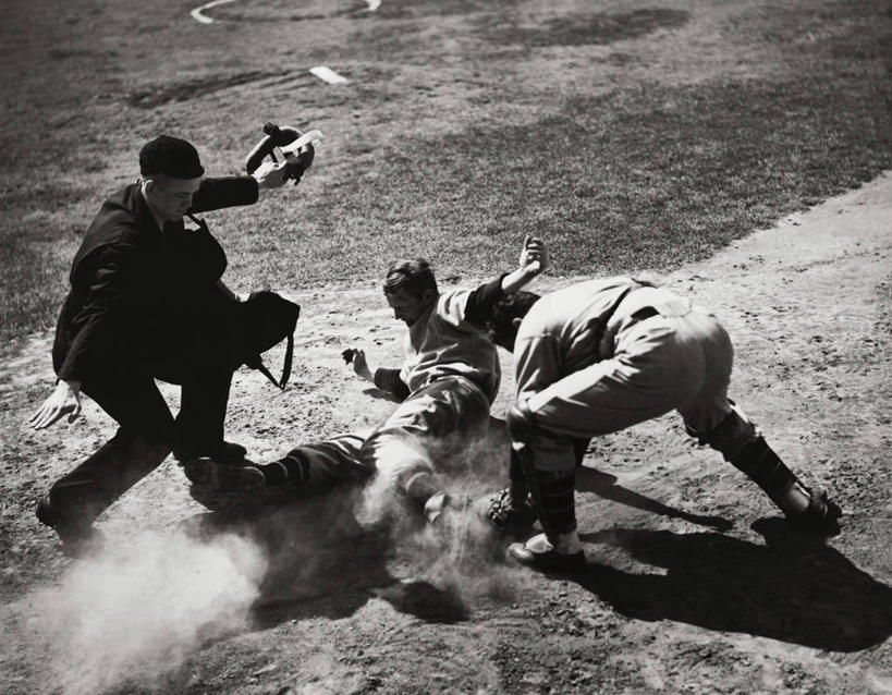 西方人,成年人,一个人,三个人,人群,同事,运动员,棒球运动员,运动场,举,横图,俯视,室外,白天,运动服,成功,运动,合作,团队,集体,信心,竞争,棒球,欧洲,欧洲人,仅一个男性,仅一个人,裁判,垒,伸展,弯腰,滑,棒球场,球场,竞技运动,接球手,俯身,注视,场地,队伍,仅一个年轻男性,观察,看,手势,托,保险箱,决定,力量,伸手,人体,角度,摄影,观看,察看,领导,住房,成就,关注,棒球服,决心,合伙,领袖,得分,技能,男人,男性,年轻男性,白种人,年轻人,手臂,体育运动员,运动选手,举起,举手,举着,向上举,向上伸,向上托,张开手臂,彩图,高角度拍摄,本垒,打手势