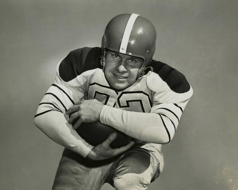 西方人,成年人,一个人,运动员,跑,微笑,横图,室外,特写,白天,运动服,幸福,运动,竞争,橄榄球,欧洲,欧洲人,仅一个男性,仅一个人,服装,竞技运动,古典,仅一个年轻男性,衣服,力量,摄影,服饰,保护,衣着,穿着,决心,肖像,橄榄球运动员,美国文化,橄榄球头盔,衣饰,美式足球,男人,男性,年轻男性,白种人,美国人,年轻人,彩图,运动装