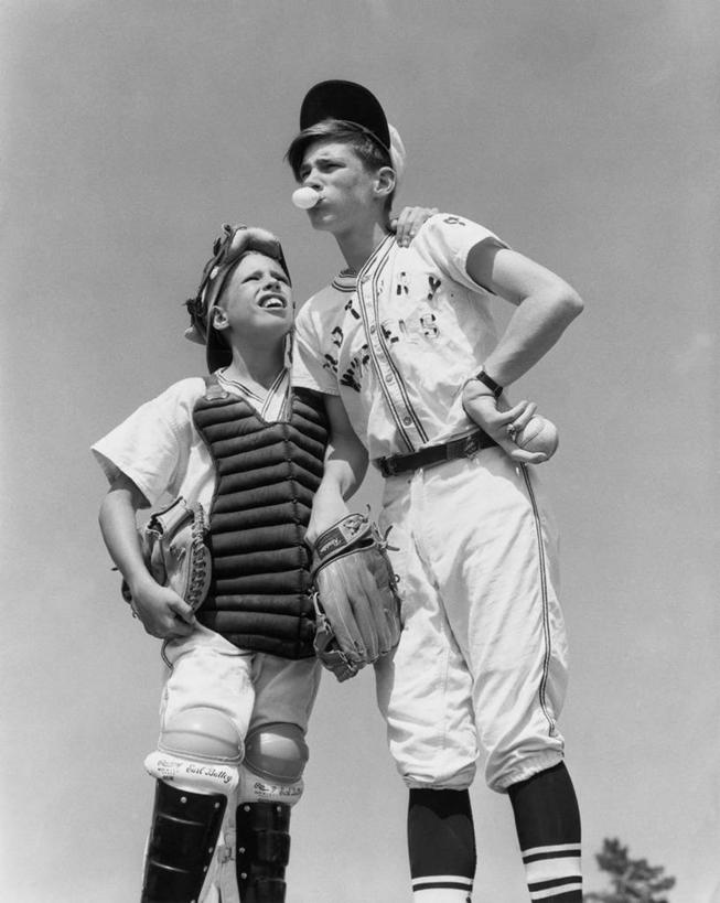 西方人,儿童,一个人,两个人,棒球运动员,竖图,黑白,室外,白天,仰视,纯洁,运动,竞争,棒球,欧洲,欧洲人,仅一个男性,仅一个人,棒球帽,棒球手套,竞技运动,古典,接球手,投手,吹气,饮食,小孩,天空,向上看,仅一个小孩,护膝,可爱,童年,童趣,摄影,护胸,口香糖,棒球服,挑战,童真,烂漫,无邪,美国文化,策略,技能,天真,男孩,男人,男性,白种人,孩子,低角度拍摄,男生